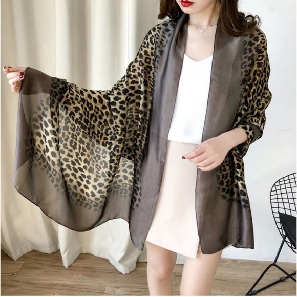 ❤️ONE LEFT.  🌈Gorgeous Leopard scarf/shawl❤️ - Picture 3 of 6